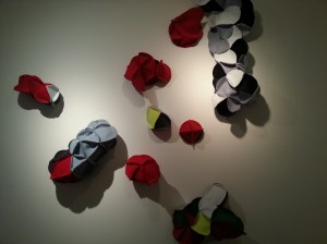 Particolare dell'allestimento con i pezzi fatti dai bambini delle scuole primarie